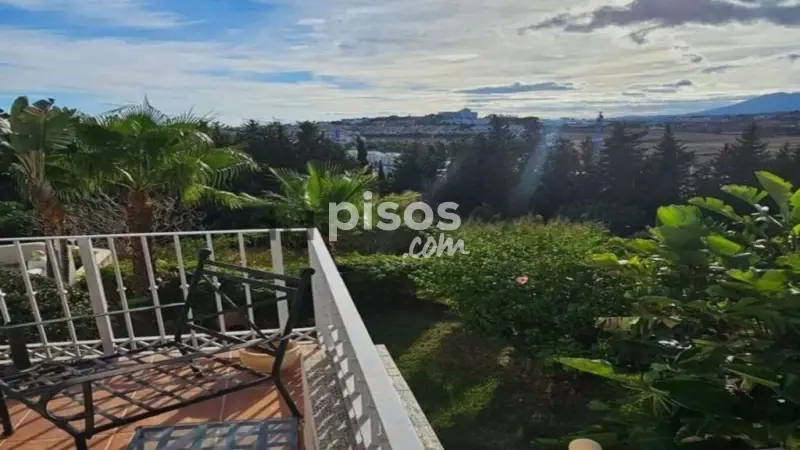 Chalet Adosado en Venta: Vistas Panorámicas y Lujo