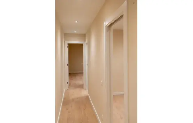 Apartamento 4 Dormitorios Barcelona Centro Cerca Metro Urgell