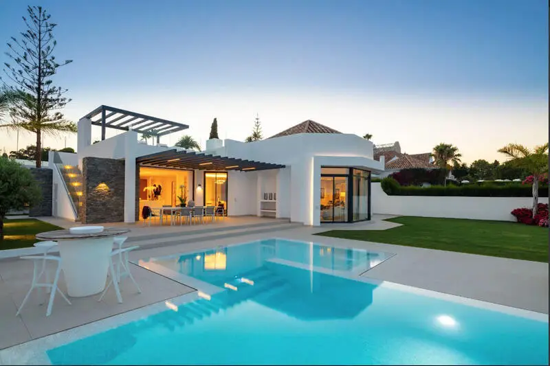 Villa de Lujo en Aloha Golf Moderna con Jacuzzi