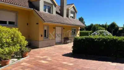 Chalet Independiente en Puebla del Caramiñal con Piscina y Pista de Tenis