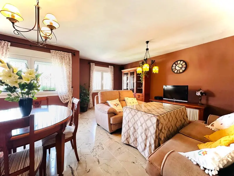 Chalet en Ogíjares con 4 dormitorios y gran cochera