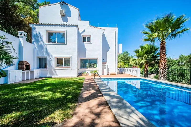 Villa en Alquiler en La Mairena Marbella