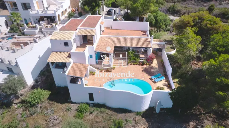 Chalet en venta en Ibiza con piscina y vistas al mar