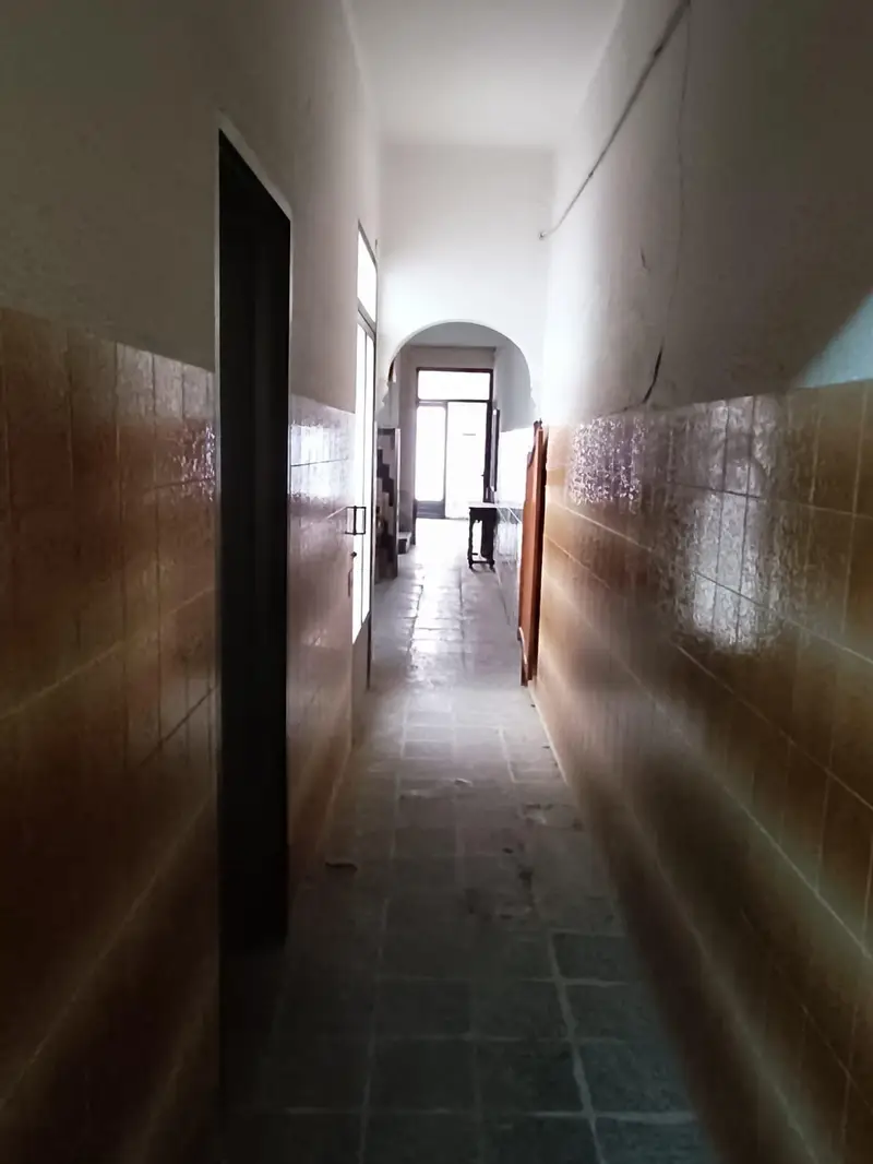 Casa Adosada en venta. Casa adosada de 170 m2, con 5 habitaciones, 2 patios de luces y 2 terrazas, con posibilidad de hacer más habitaciones.