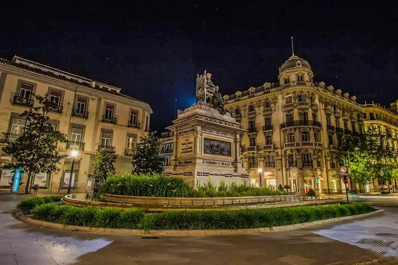 Adosado en Gran Via Gran Capitan Centro Granada con Garaje