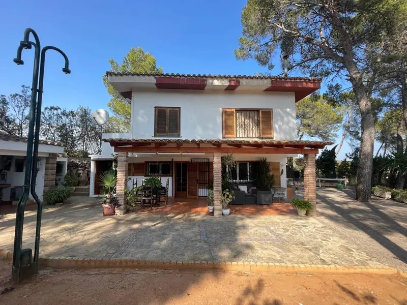 Chalet Rustico en Alberic con Piscina y Pista Deportiva