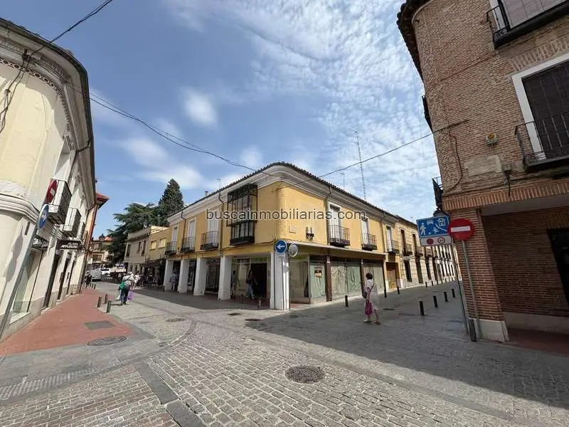 Casa con 2 Viviendas y 6 Locales Comerciales en Alcalá de Henares