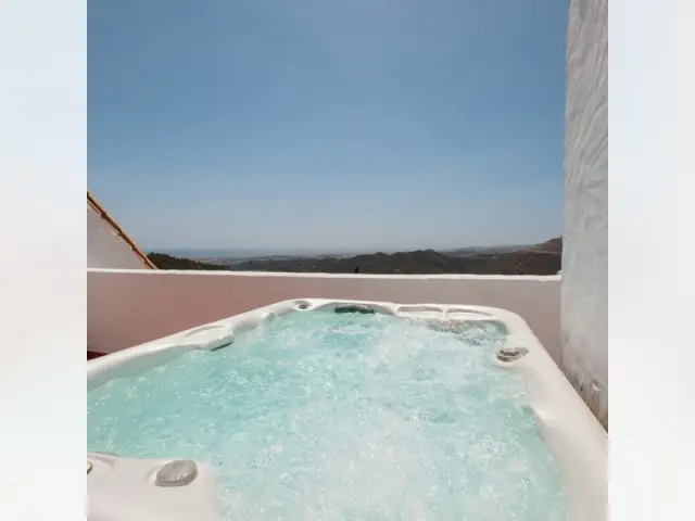 Alquiler Ático de Lujo Marbella Jacuzzi Privado Vistas Impresionantes