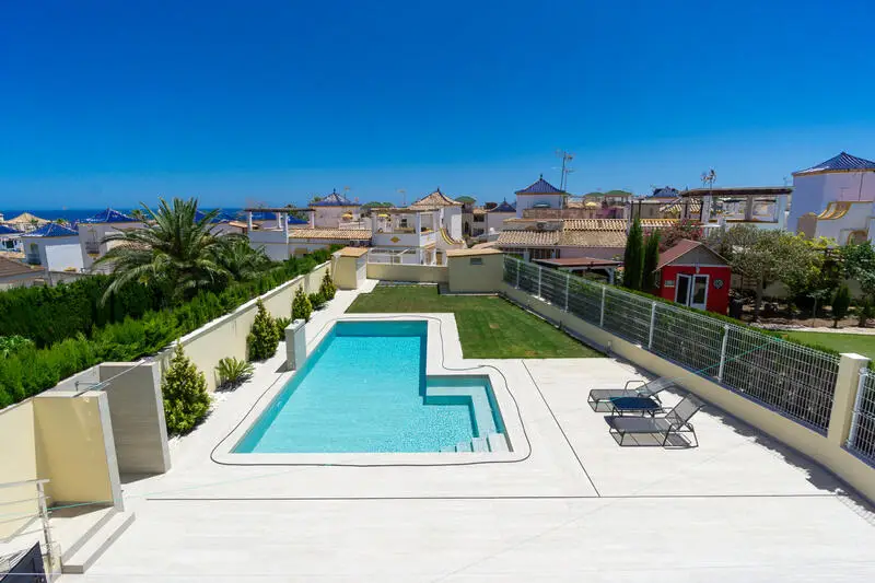 Chalet Pareado Reformado en Los Balcones con Piscina y Vistas