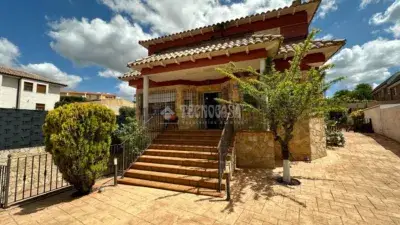 Chalet Independiente en Mondéjar con Piscina y 5 Dormitorios