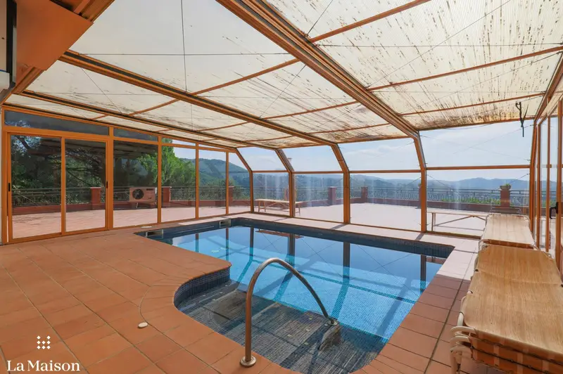 Casa con Piscina Climatizada y Apartamento Independiente en Dosrius