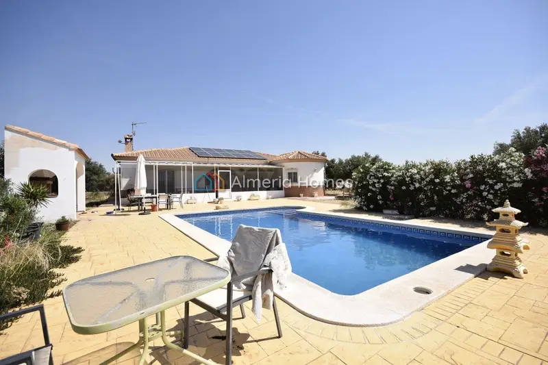 Chalet en Venta en Partaloa Almeria con Piscina y Anexo