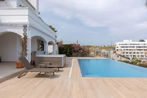 Villa renovada en Estepona cerca del mar ideal para familias