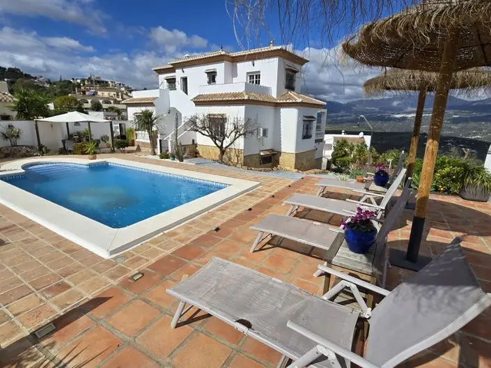 5 Bed Villa for sale