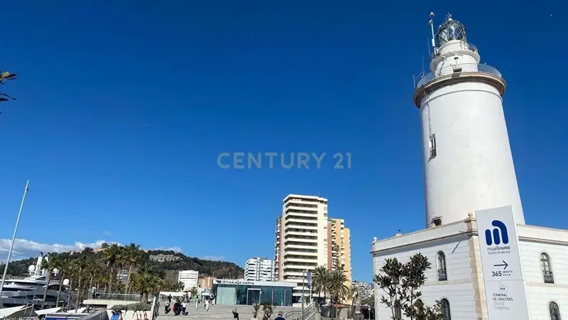 Piso en Málaga Centro con Terraza y Patio 4 Dormitorios