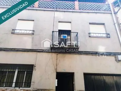 Oferta excepcional de vivienda de 173m2 situada en el centro de Torre de Don Miguel, de tres plantas con amplia terraza cubierta en el ático, cochera, trastero y bodega. Mejor visítala y comprobarás l