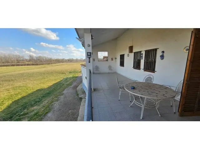 Casa con Terreno y Almacenes Cerca de Lleida