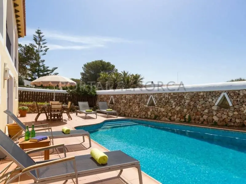 Chalet en Cala en Brut con Vistas al Mar y Piscina Privada