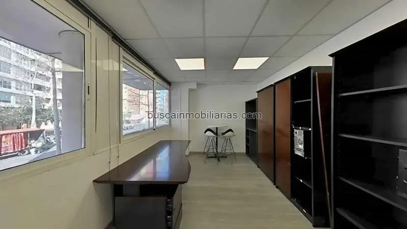 Oficina en venta en Barcelona cerca del metro Llucmajor