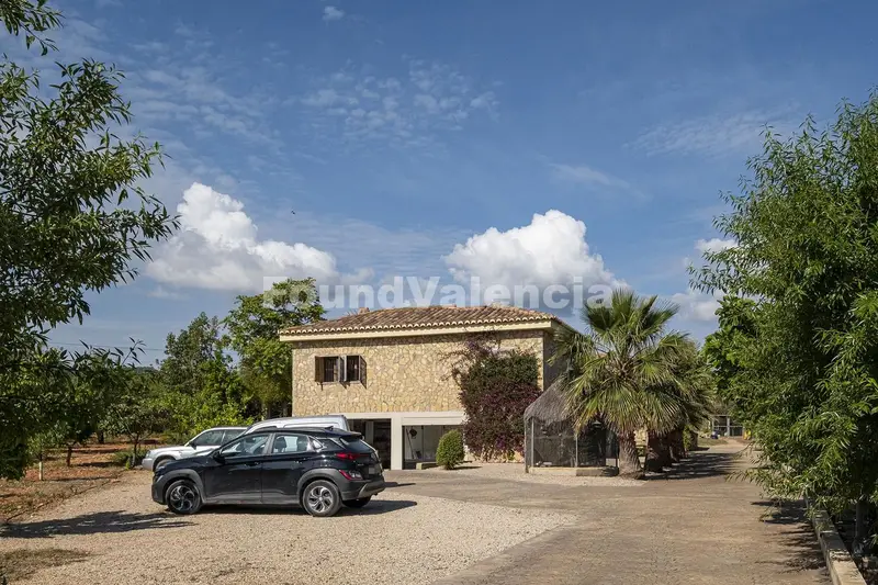 Chalet con Piscina y Dos Viviendas en Chiva Valencia