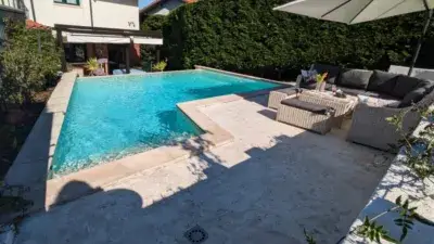 Chalet en esquina con jardin y piscina en Los Corrales de Buelna