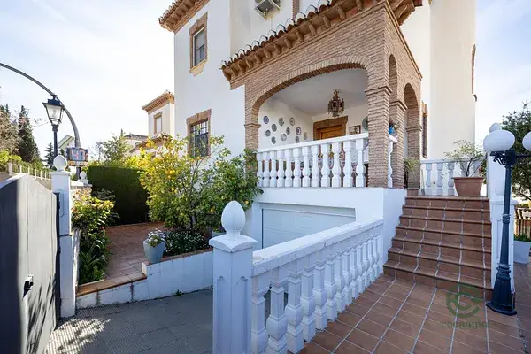 Casa Moderna en La Zubia cerca de Granada con Piscina y Jardin