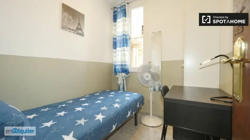 Acogedora habitación en apartamento de 4 dormitorios en el Raval.