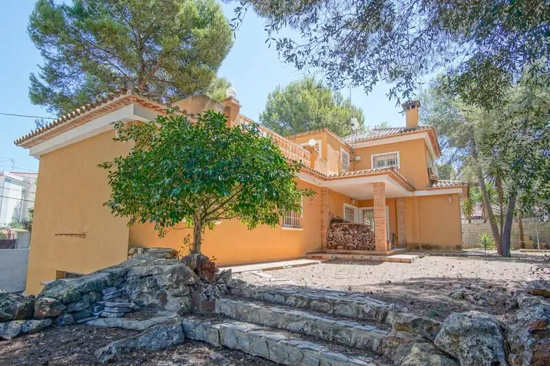 Villa en Denia cerca del mar con 3 dormitorios
