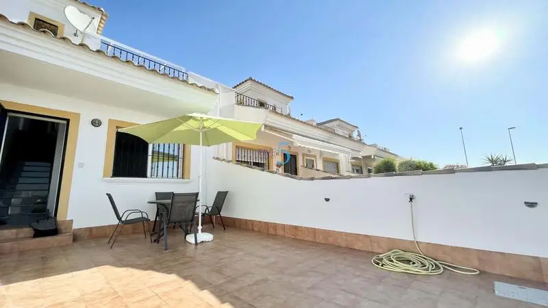 Bungalow en Orihuela Costa con Vistas Abiertas y Solarium