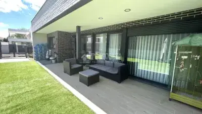Chalet Pareado en Villalbilla con Jardin Privado y Aerotermia