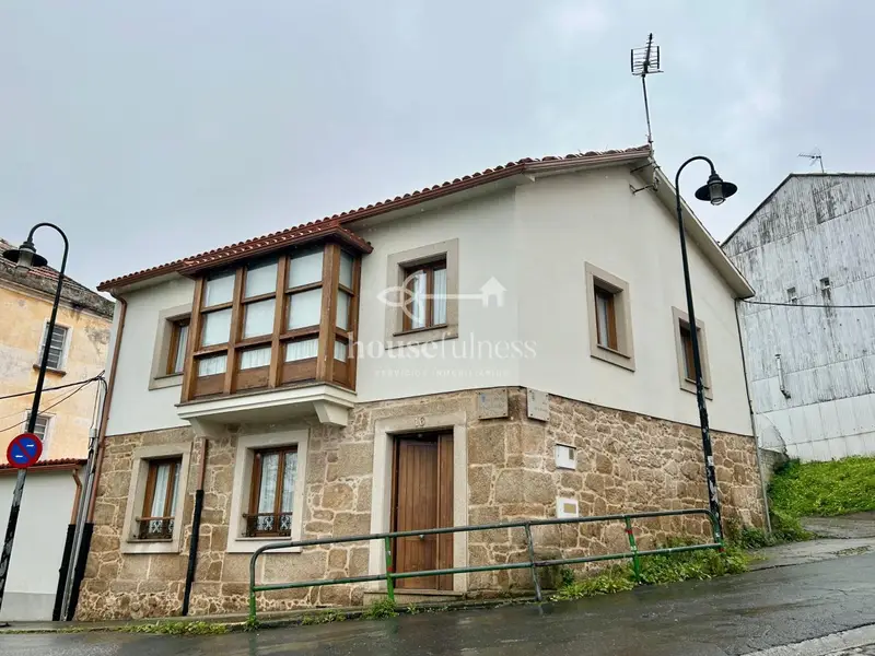 Casa Reformada en La Graña Ferrol con Garaje y Patio