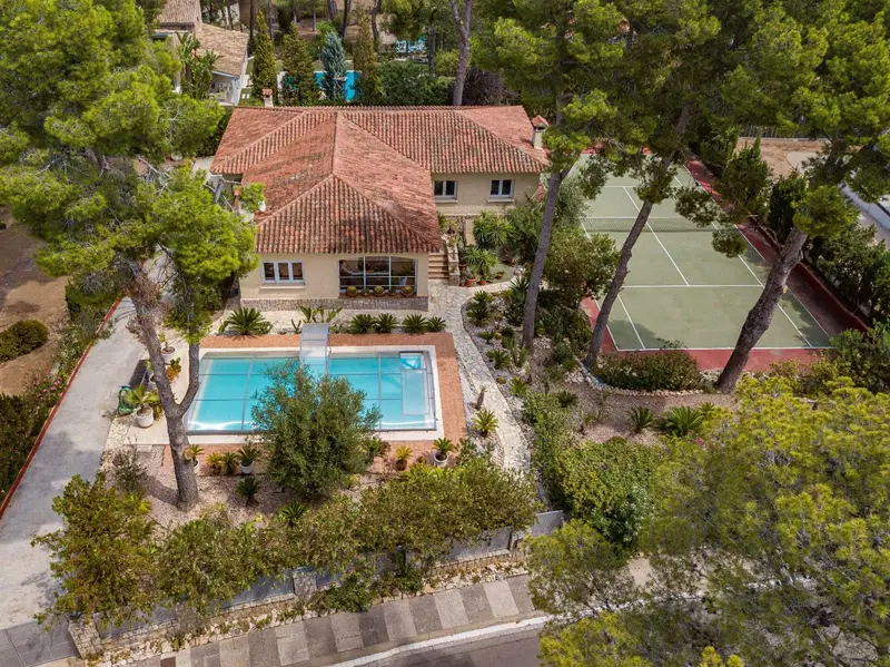 Chalet de Lujo Reformado con Piscina y Cancha de Tenis