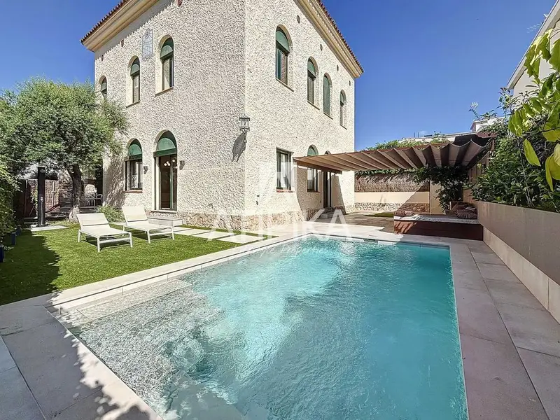 Casa Modernista Reformada en Sitges con Piscina - Cerca de la Playa