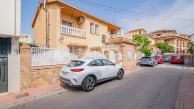 Casa en venta en Ogíjares 5 habitaciones Jardin 225m2