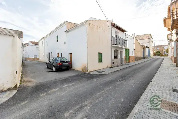 Dos Casas en Huelma: 9 Dormitorios, 2 Baños, Ideal Familias e Inversores