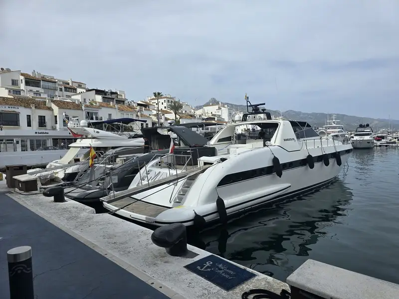 Amarre en Puerto Banus: Muelle Exclusivo para Yates de Lujo