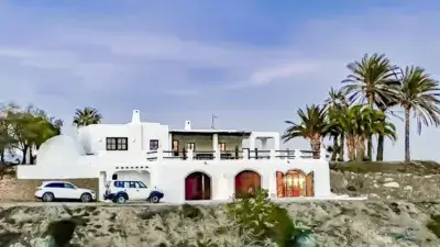 Chalet en Venta en Agua Amarga Finca con Tres Viviendas