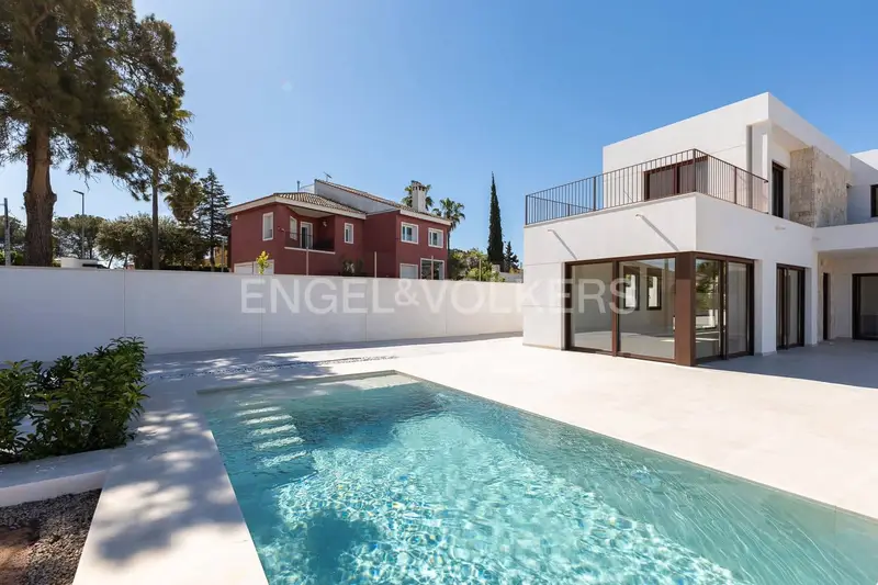 Chalet de Lujo en L Eliana 210m2 Piscina Jardin