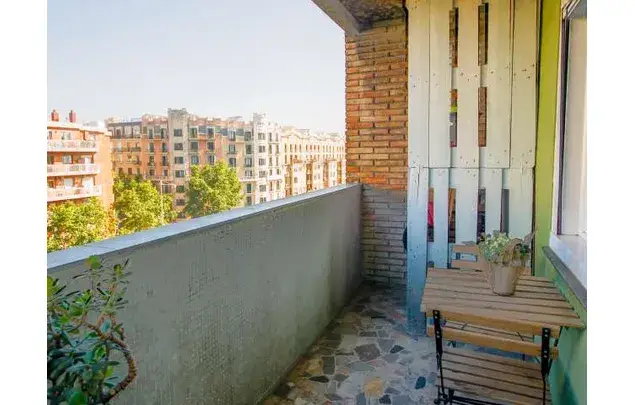 Habitaciones en Alquiler en Barcelona Piso Compartido con Terraza y Aire Acondicionado