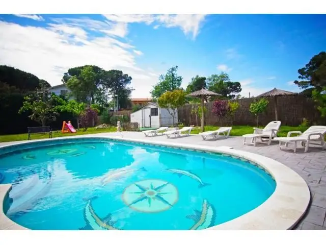 Chalet en Venta cerca de Girona, 450m2, Piscina, Lujo