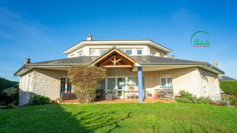Venta Casa con Garaje y Vistas al Mar en Puerto de Vega