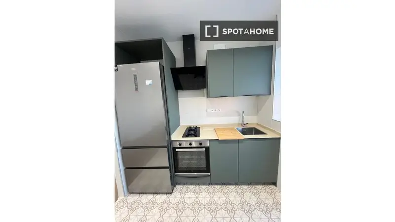 Habitación en piso compartido de 5 habitaciones en Alicante
