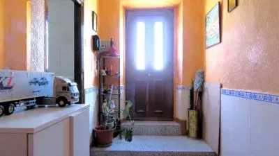 Casa en Cembranos con 3 Dormitorios y Patio - Reformada