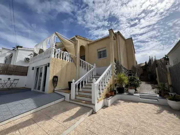 Villa de 2 Dormitorios en Venta La Marina Cerca de Servicios