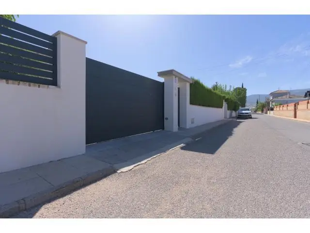 Chalet en Venta en Otura Granada con Piscina y Vistas a Sierra Nevada