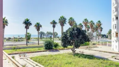 Piso en venta en Playa Granada con vistas al mar