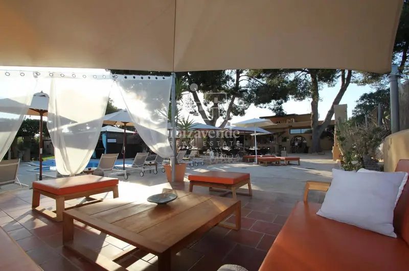 Chalet de Lujo en Ibiza con Piscina y Servicio de Limpieza