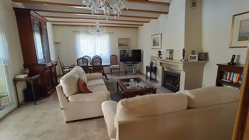 Chalet en Venta en La Drova: Moderna Casa con Piscina y Vistas
