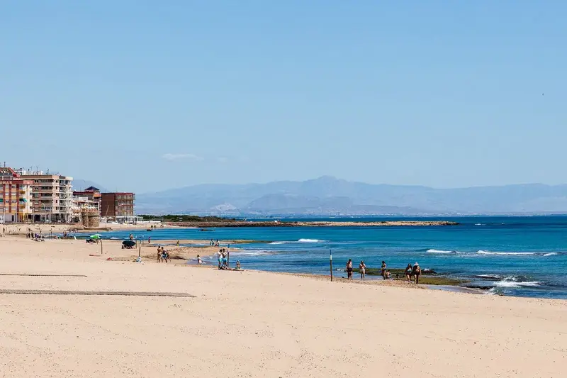Chalet en venta en La Mata Torrevieja con 4 dormitorios y 5 baños