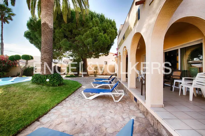 Chalet Mediterráneo en Empuriabrava con Piscina y Jardín